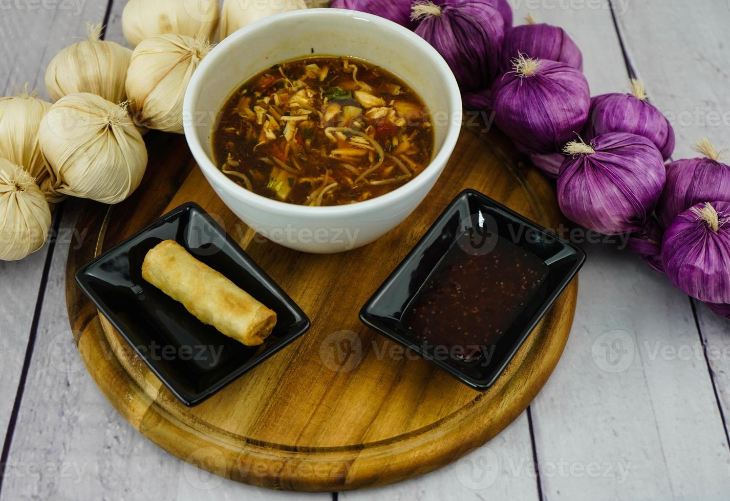sopa de legumes fresca asiática tradicional foto