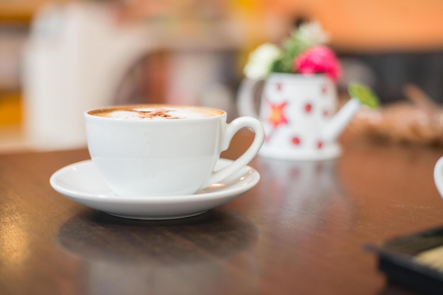 xícara de cappuccino no fundo da cafeteria. foto