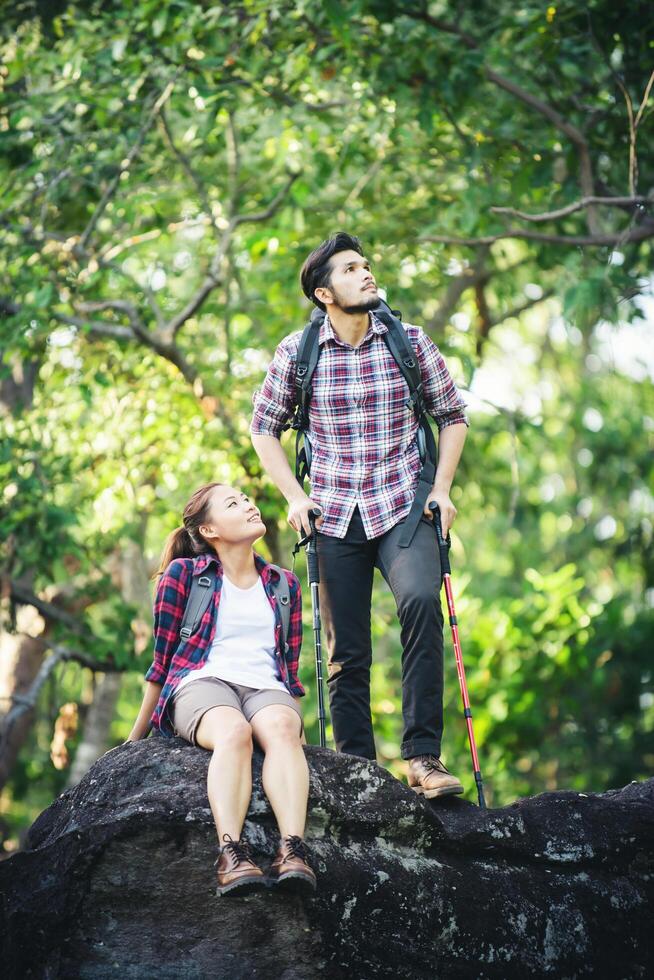 casal de caminhantes relaxantes no topo da montanha. Aproveite a natureza. foto