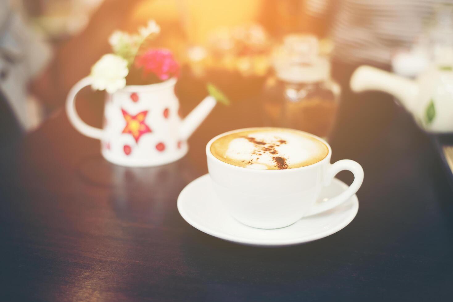 xícara de cappuccino no fundo da cafeteria. foto