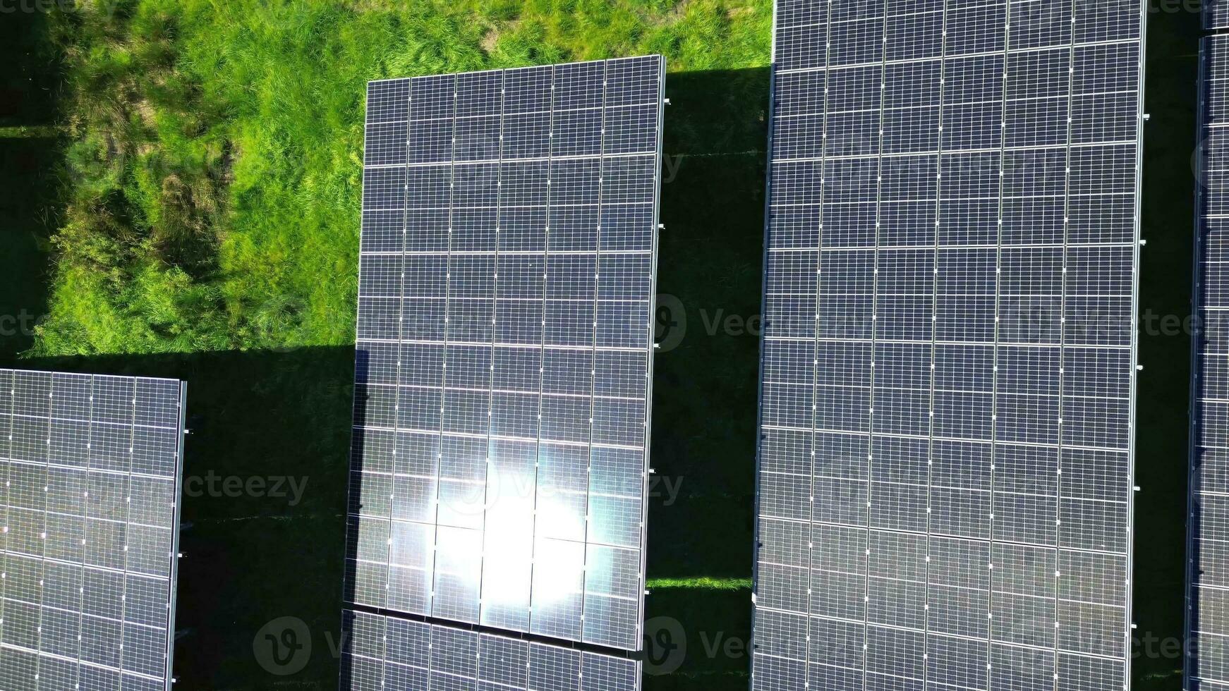 aéreo Visão do uma ampla solar parque para alternativo energia Produção. foto