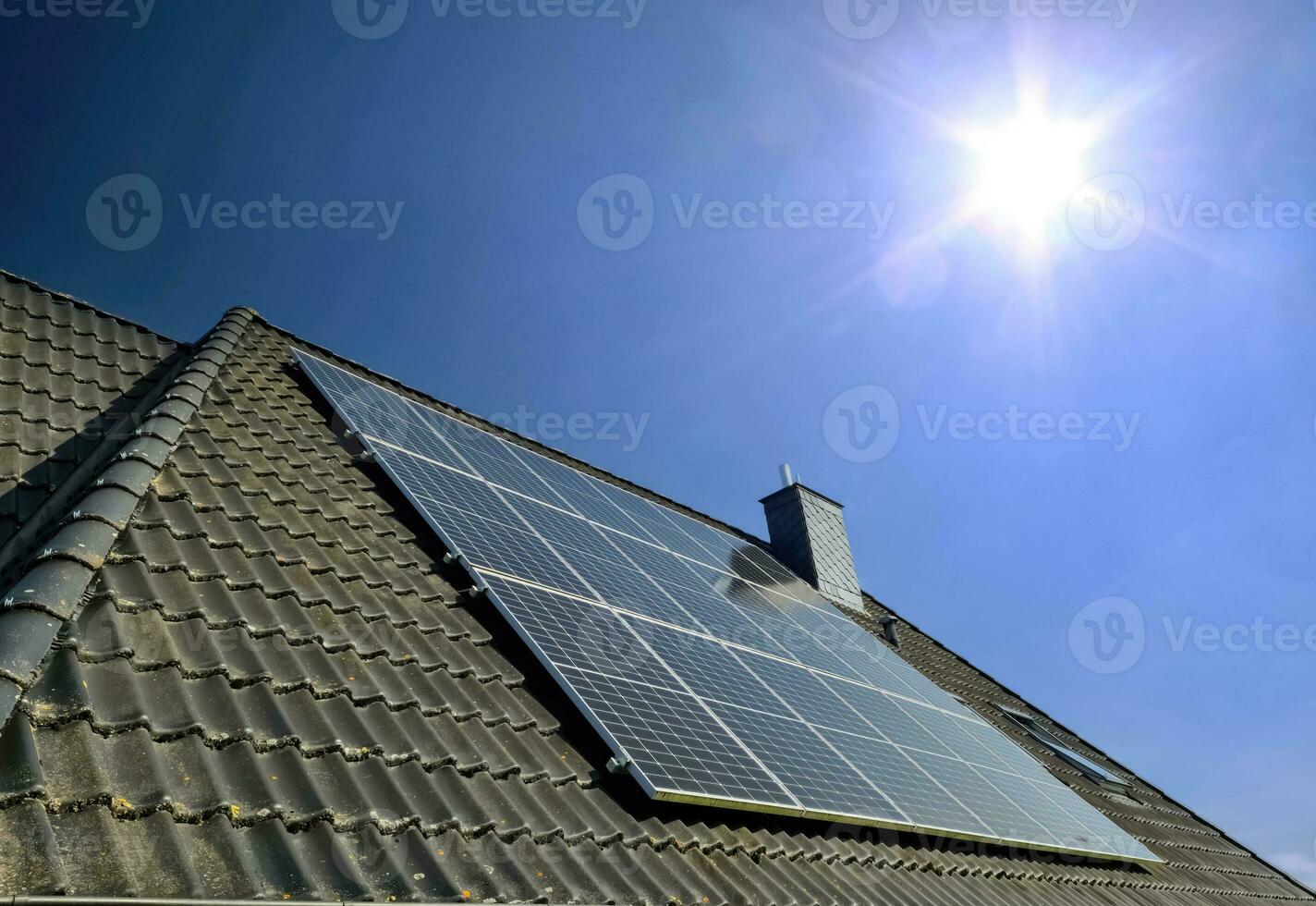 painéis solares produzindo energia limpa em um telhado de uma casa residencial foto
