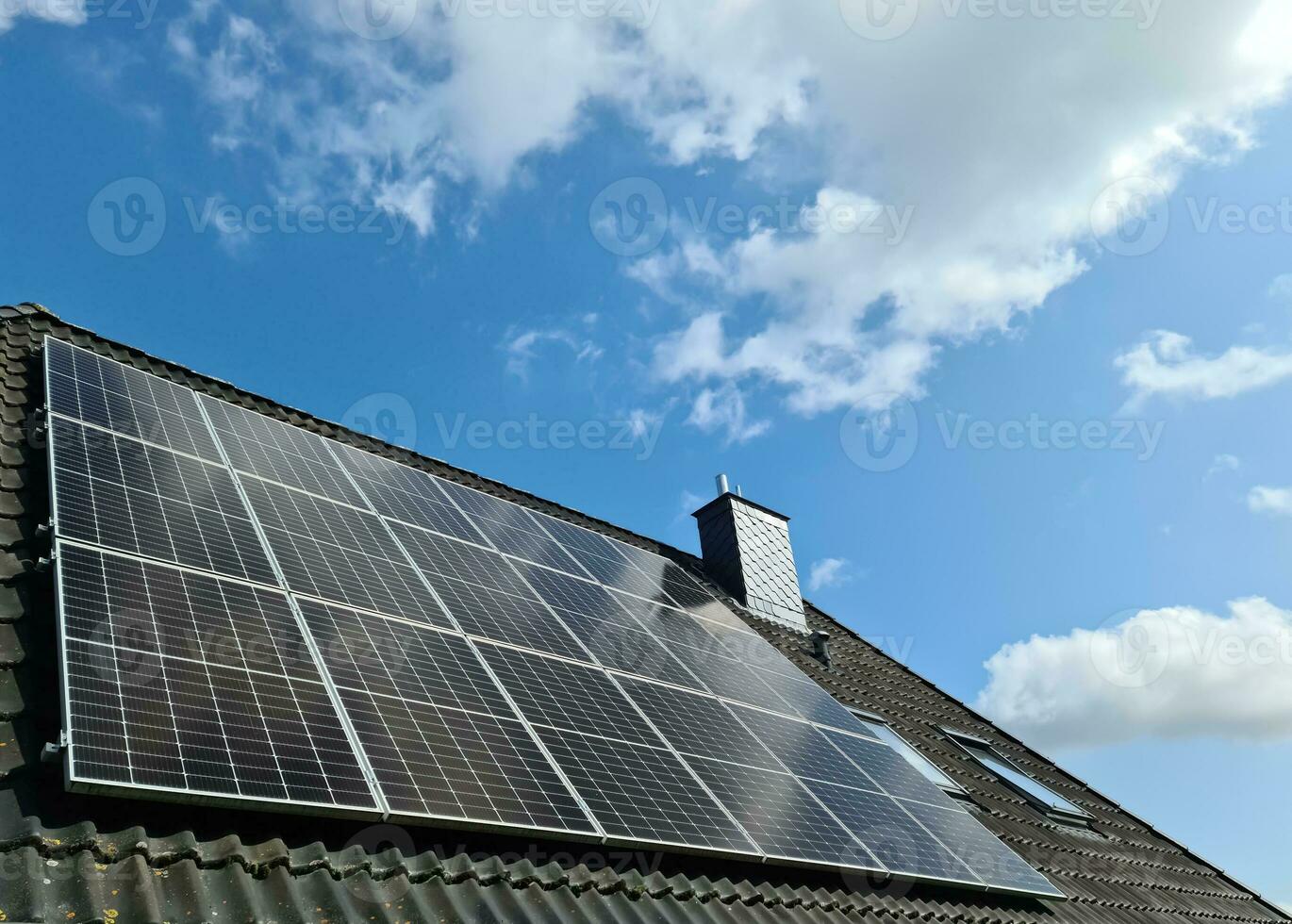 solar painéis em uma residencial casa cobertura produzindo limpar \ limpo energia. foto