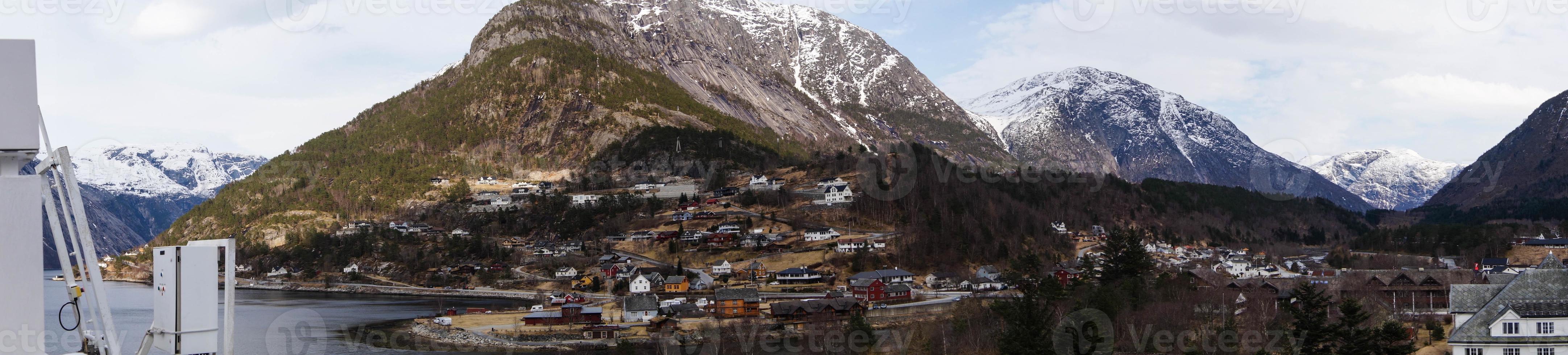 vista de um navio de cruzeiro nos fiordes da noruega foto