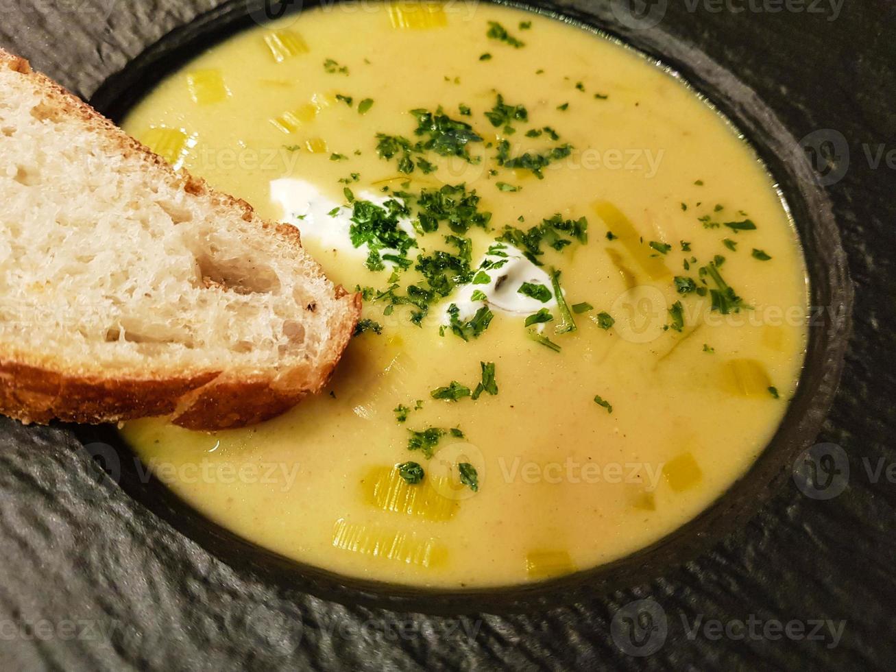 sopa picante de curry com pão foto