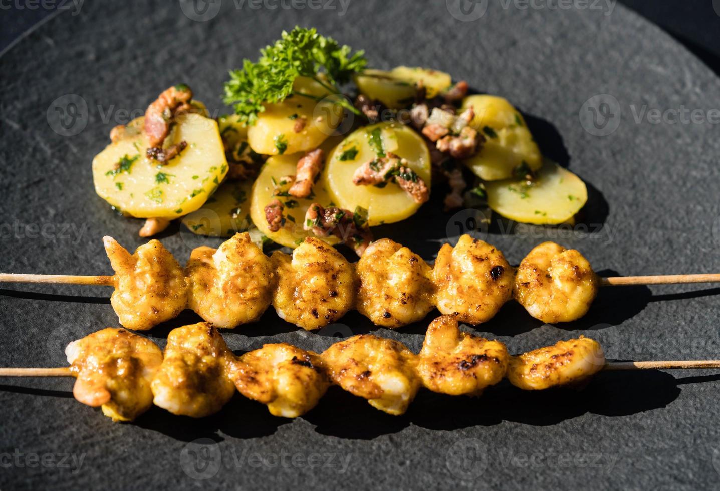 camarão tigre branco grelhado com salada de batata e bacon foto