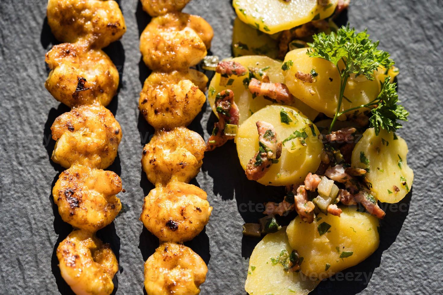 camarão tigre branco grelhado com salada de batata e bacon foto