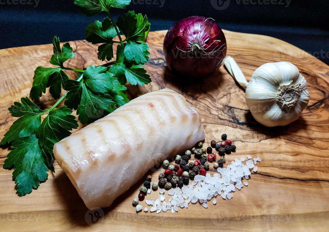 filé de bacalhau assado com legumes mediterrâneos foto