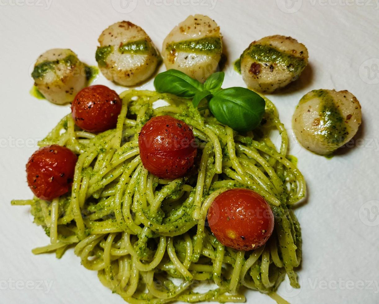 conchas de água salgada fritas no espaguete com pesto verde foto