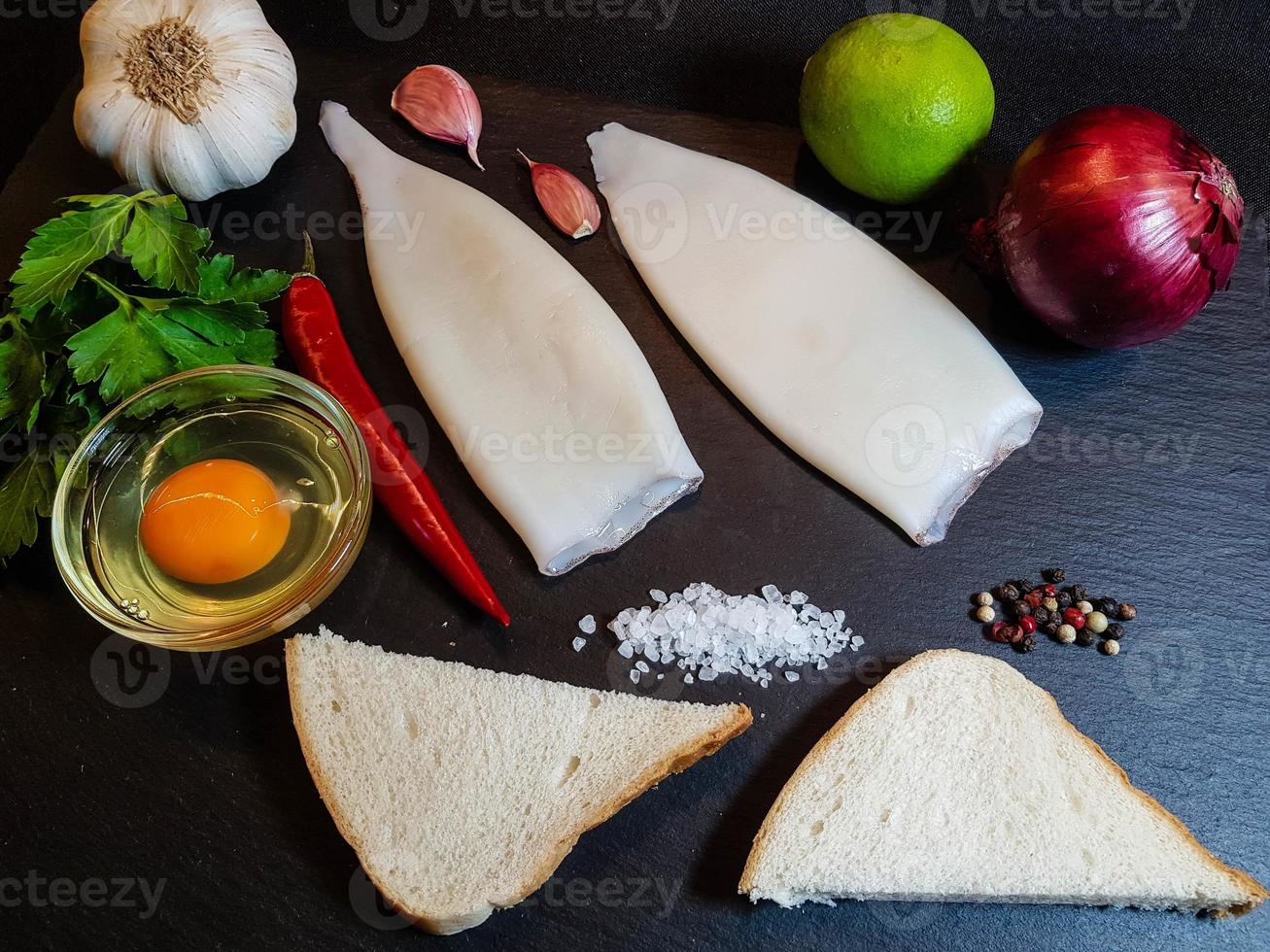 tubos de polvo recheados com vegetais mediterrâneos foto