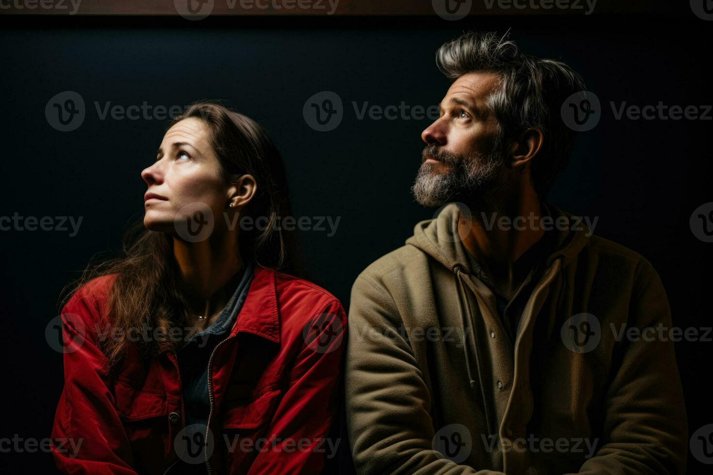 dois indivíduos dentro fechar proximidade lado de lado contemplando foto