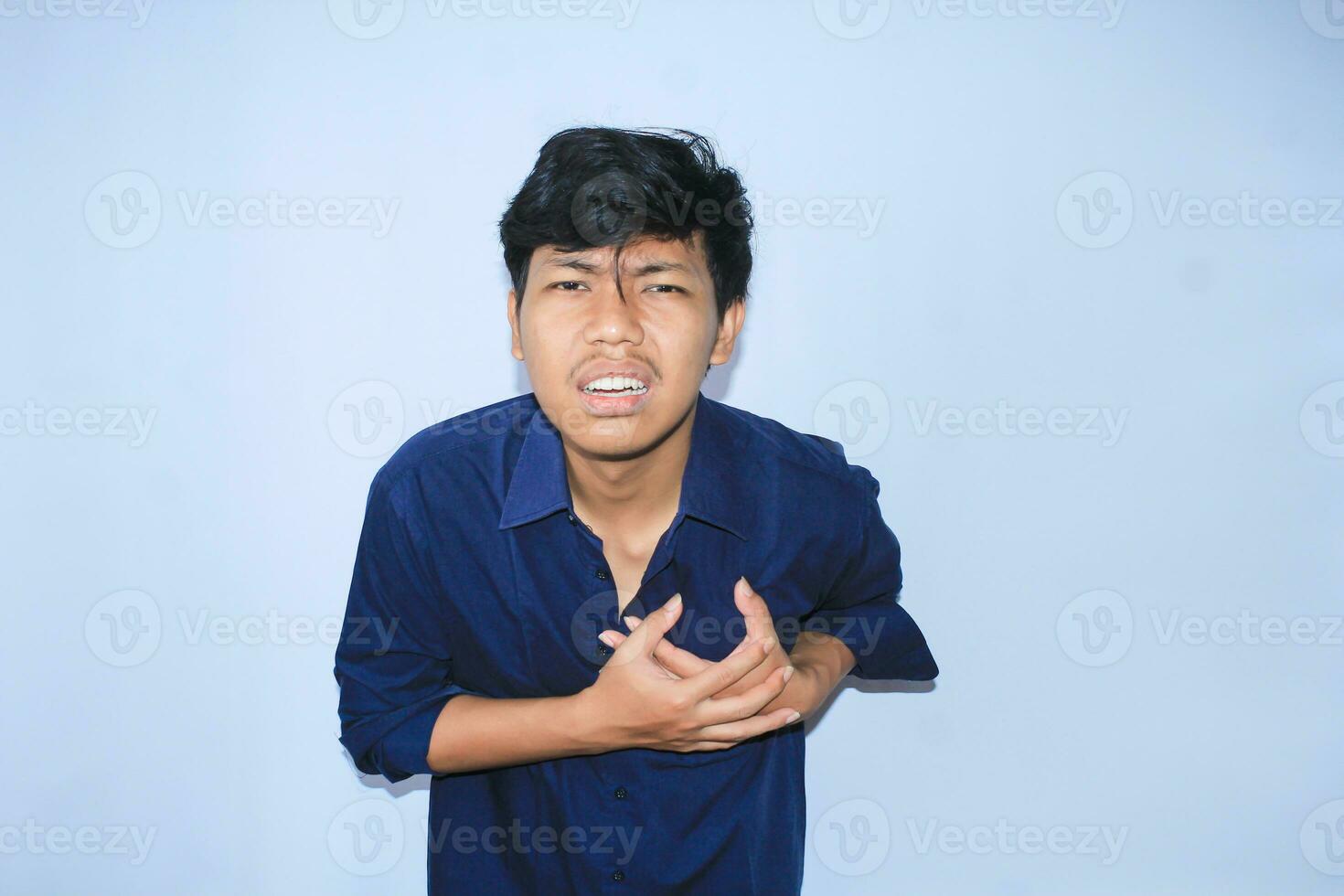 coração ataque, ásia escritório trabalhador segurando dele peito sofrimento a partir de coração dor causou estressante trabalho. isolado branco foto