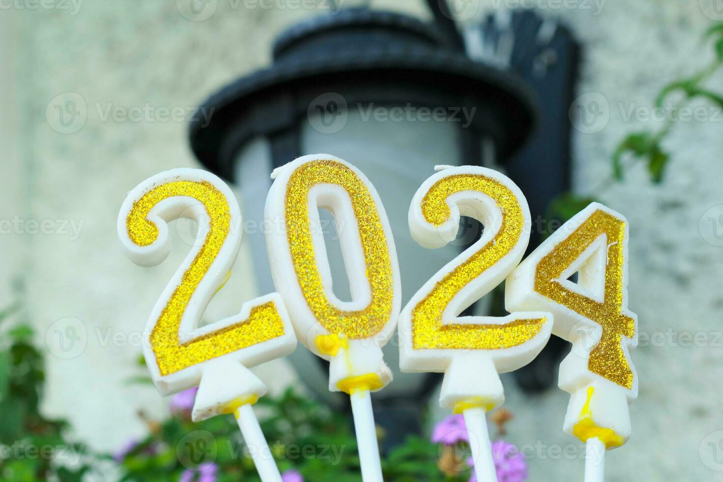 cintilante ouro vela número 2024 com Preto e branco vintage luminária e verde lâmpada, Novo ano véspera fundo conceito foto