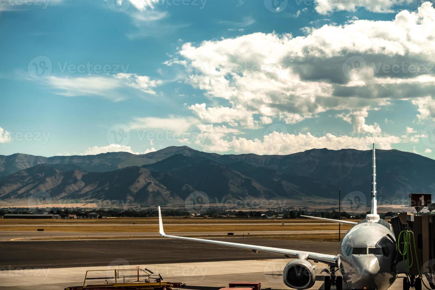 aeroporto bozeman montana e montanhas rochosas foto