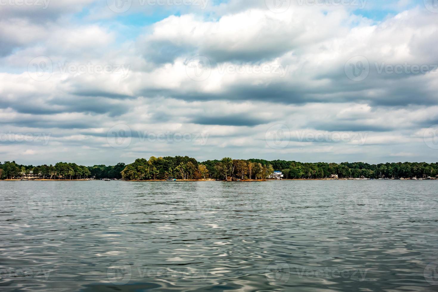 passear de barco ao redor do lago norman north carolina foto