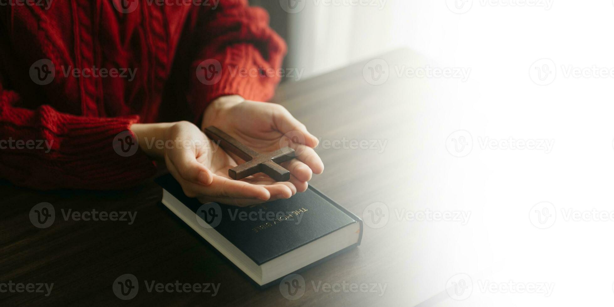 mulher Rezar em piedosos Bíblia dentro a manhã.mulher mão com Bíblia Rezar. cristão vida crise oração para Deus. foto