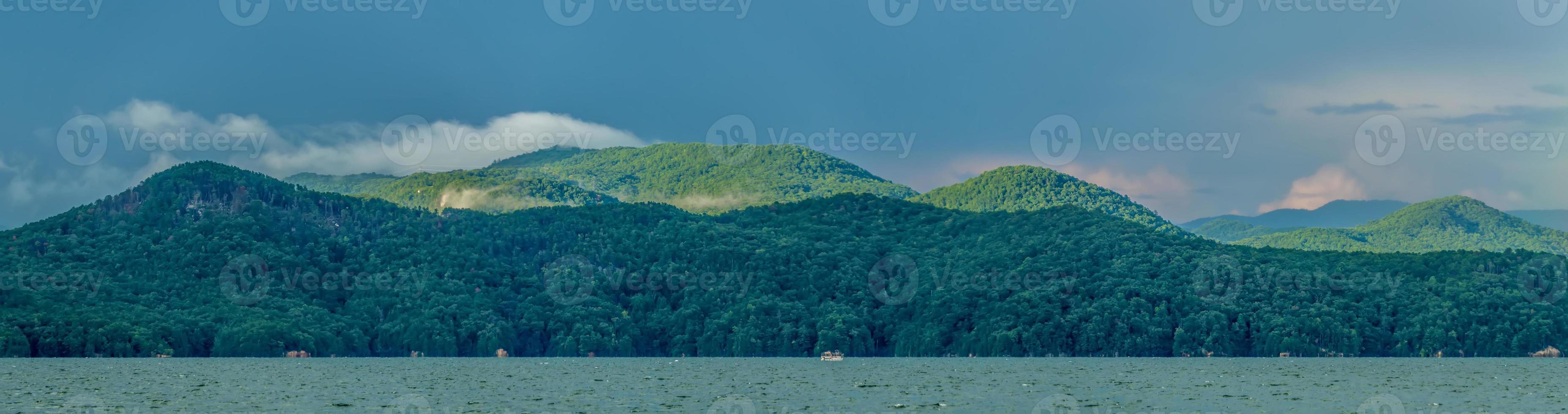 belas cenas de paisagens no lago jocassee carolina do sul foto