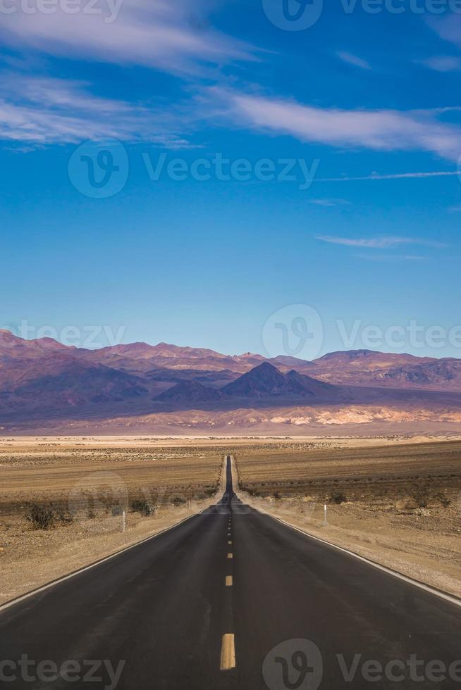 estrada vazia e solitária para o parque nacional de deth Valley foto