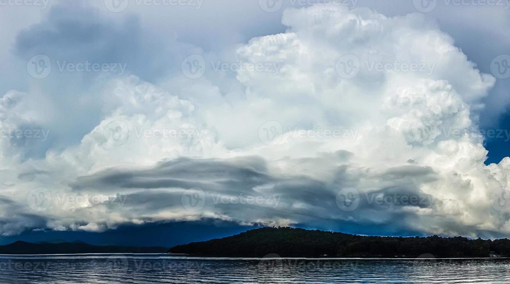 belas cenas de paisagens no lago jocassee carolina do sul foto