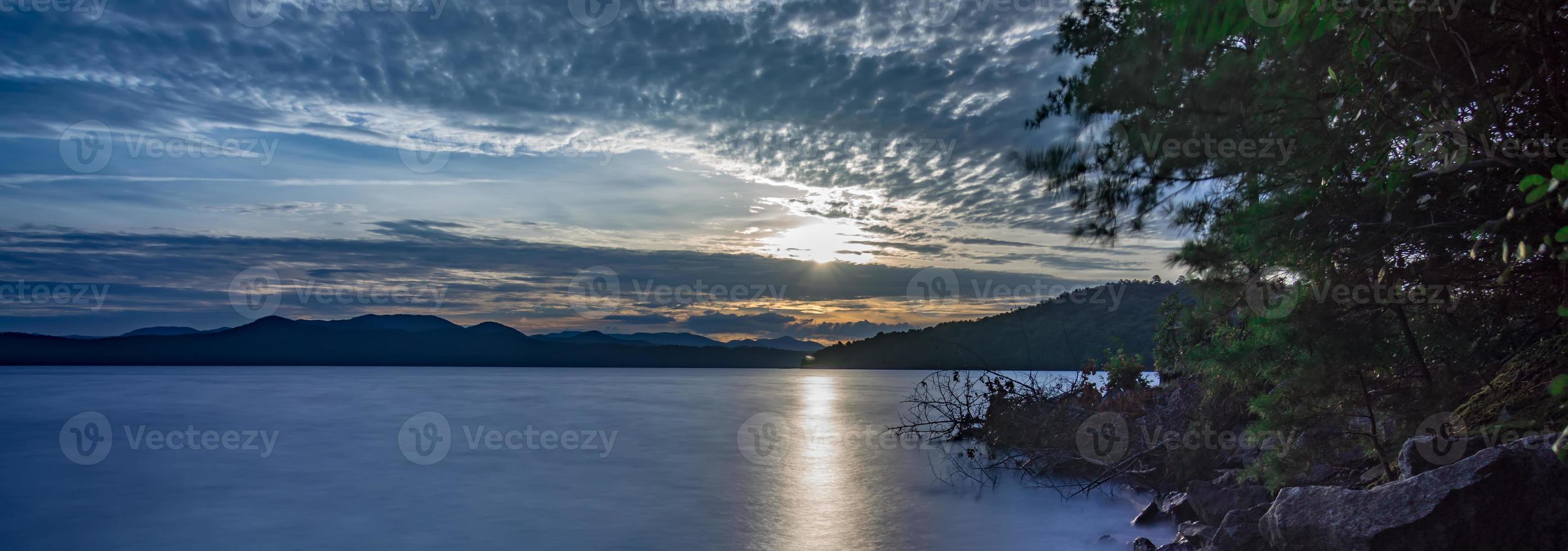 nascer do sol no lago jocassee carolina do sul foto