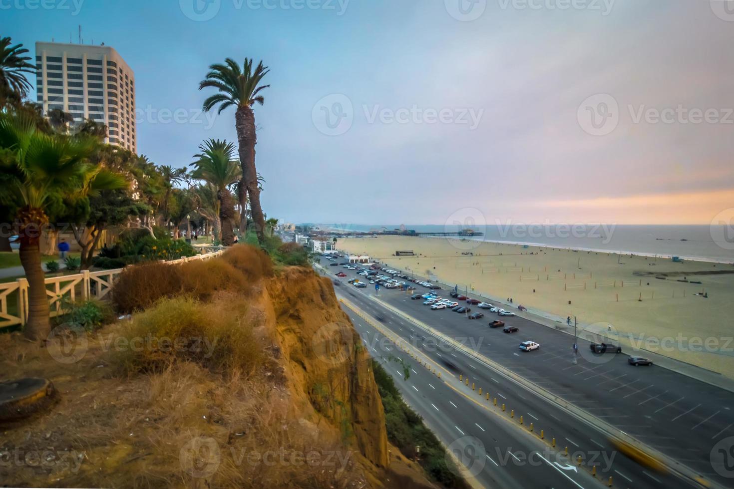 cenas em torno de santa monica califórnia ao pôr do sol no oceano pacífico foto