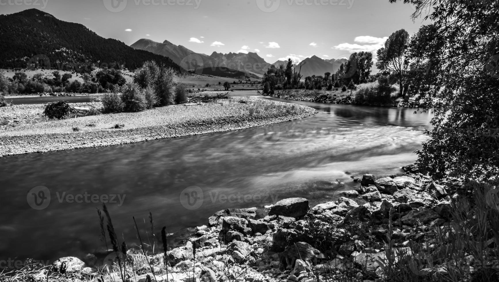 Rio Yellowstone ao nascer do sol perto do Parque Yellowstone foto