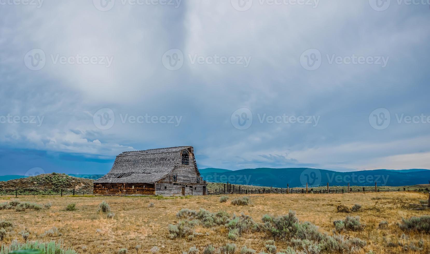 vasta paisagem montana aberta no verão foto