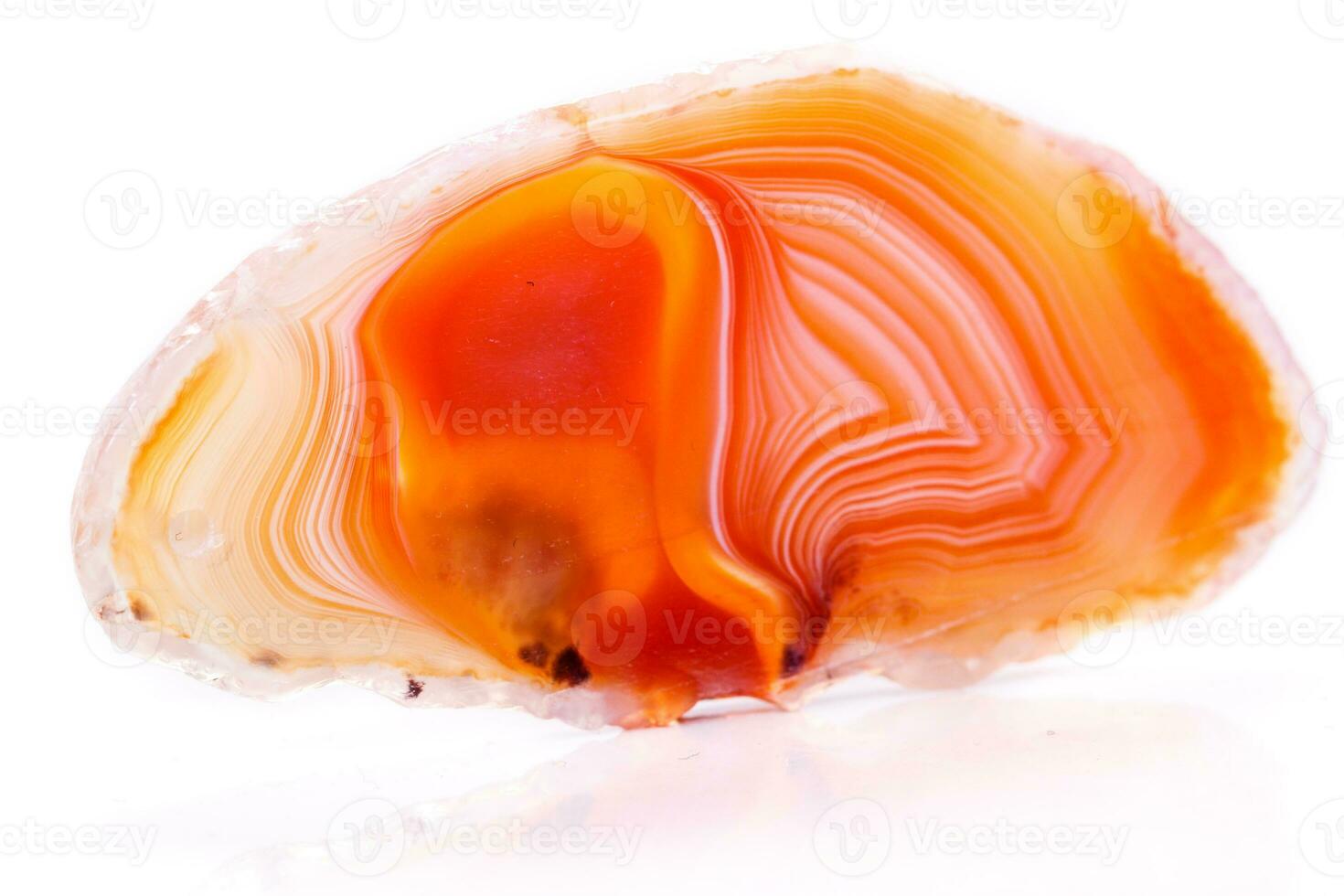 macro mineral ágata laranja em cristais no fundo branco foto