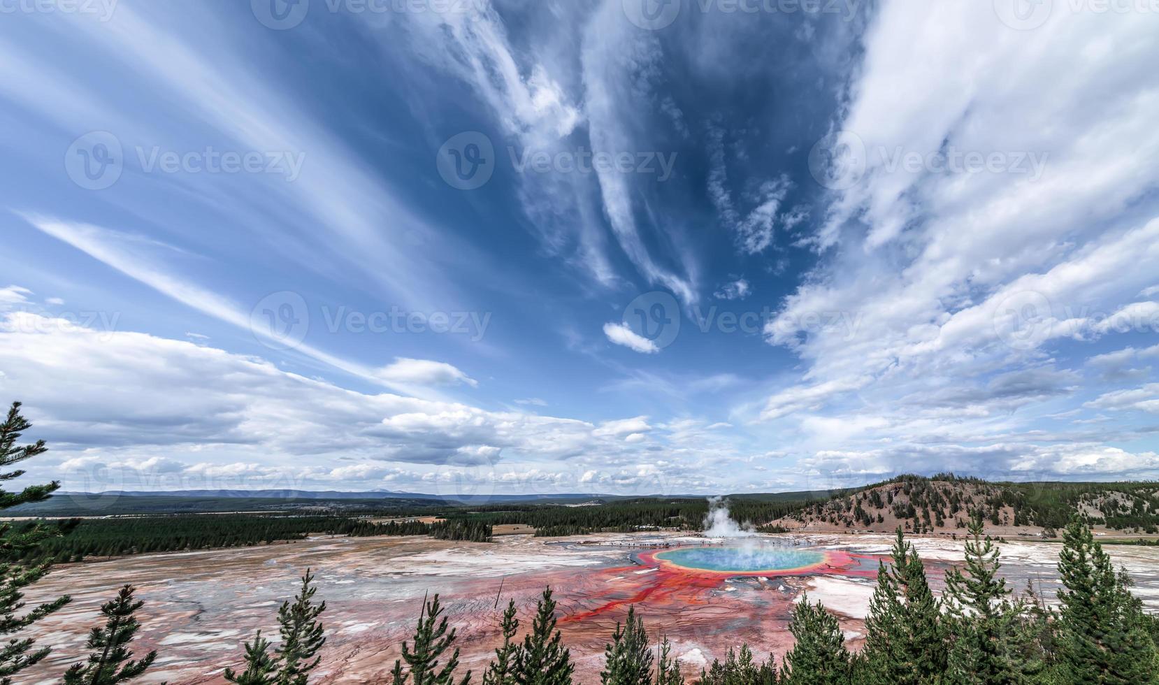 a mundialmente famosa grande primavera prismática no parque nacional de yellowstone foto