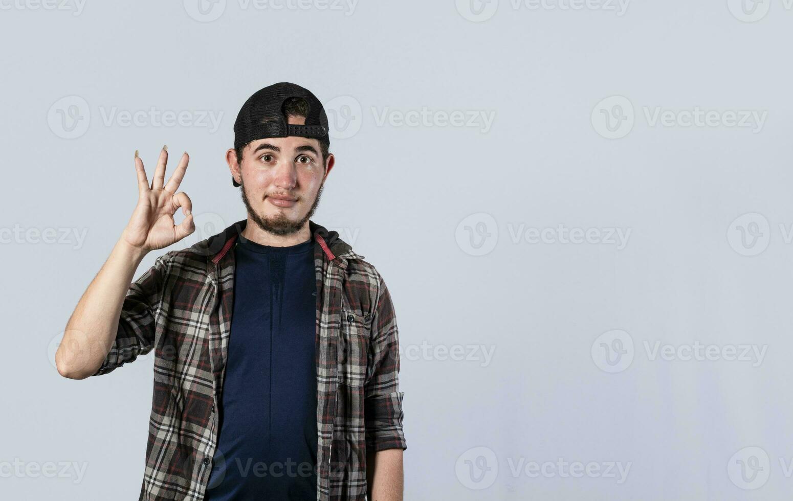 jovem homem fazer Está bem gesto, expressão do tudo é multar, conceito do não problema foto