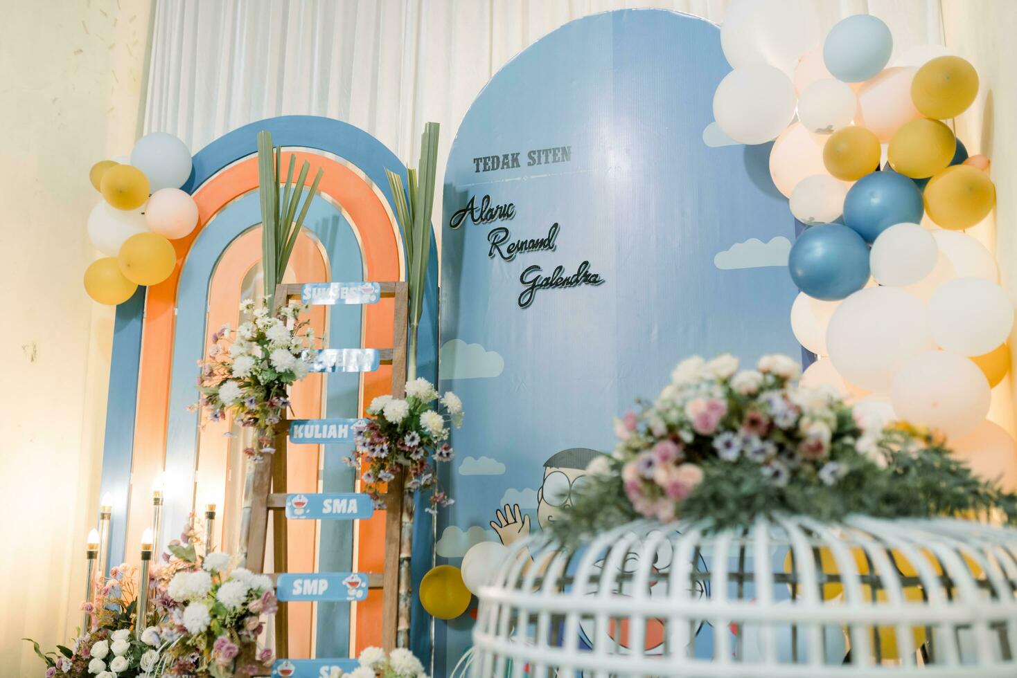 uma Casamento recepção com balões e flores foto