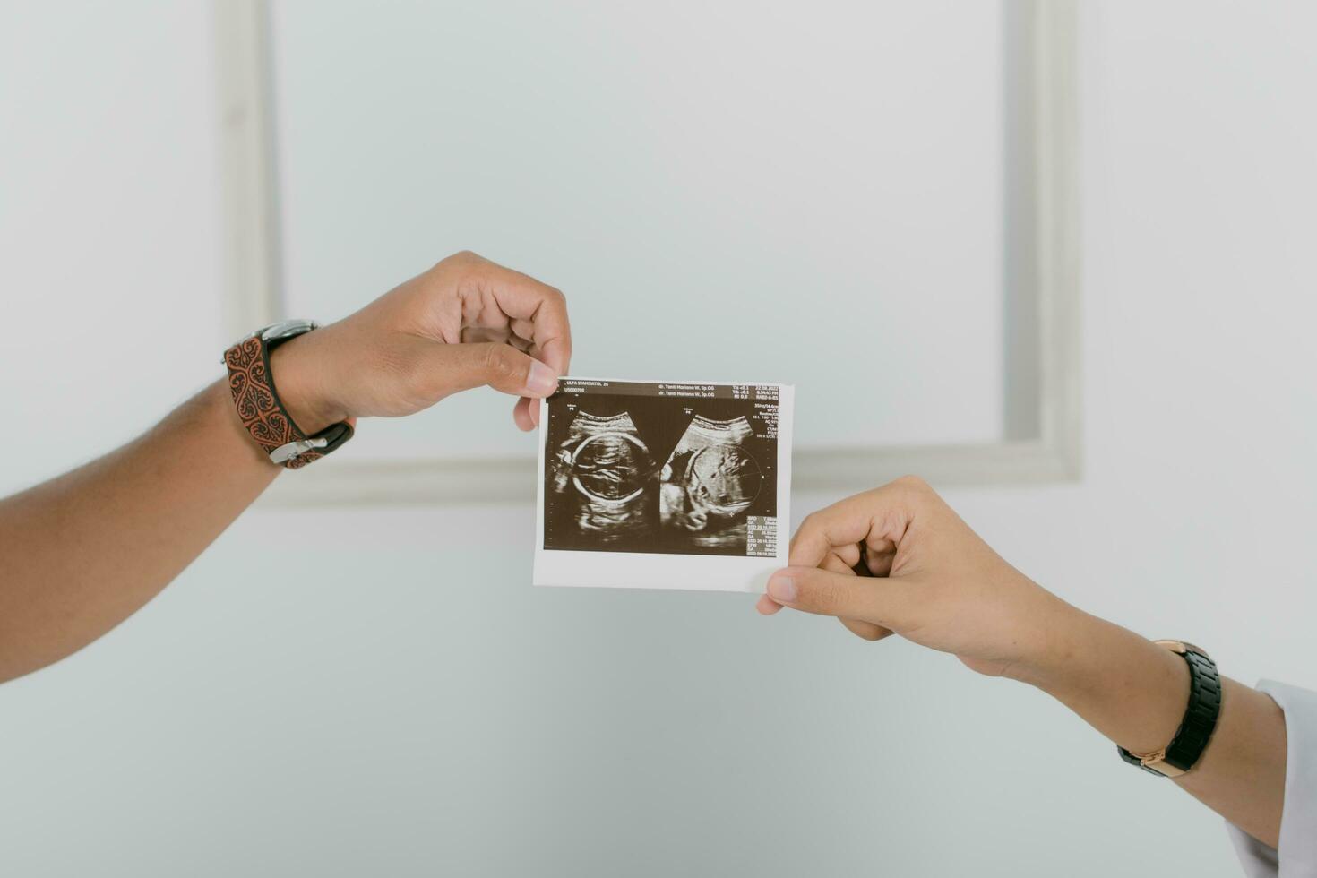 uma homem segurando acima uma foto do uma mulher e dela bebê