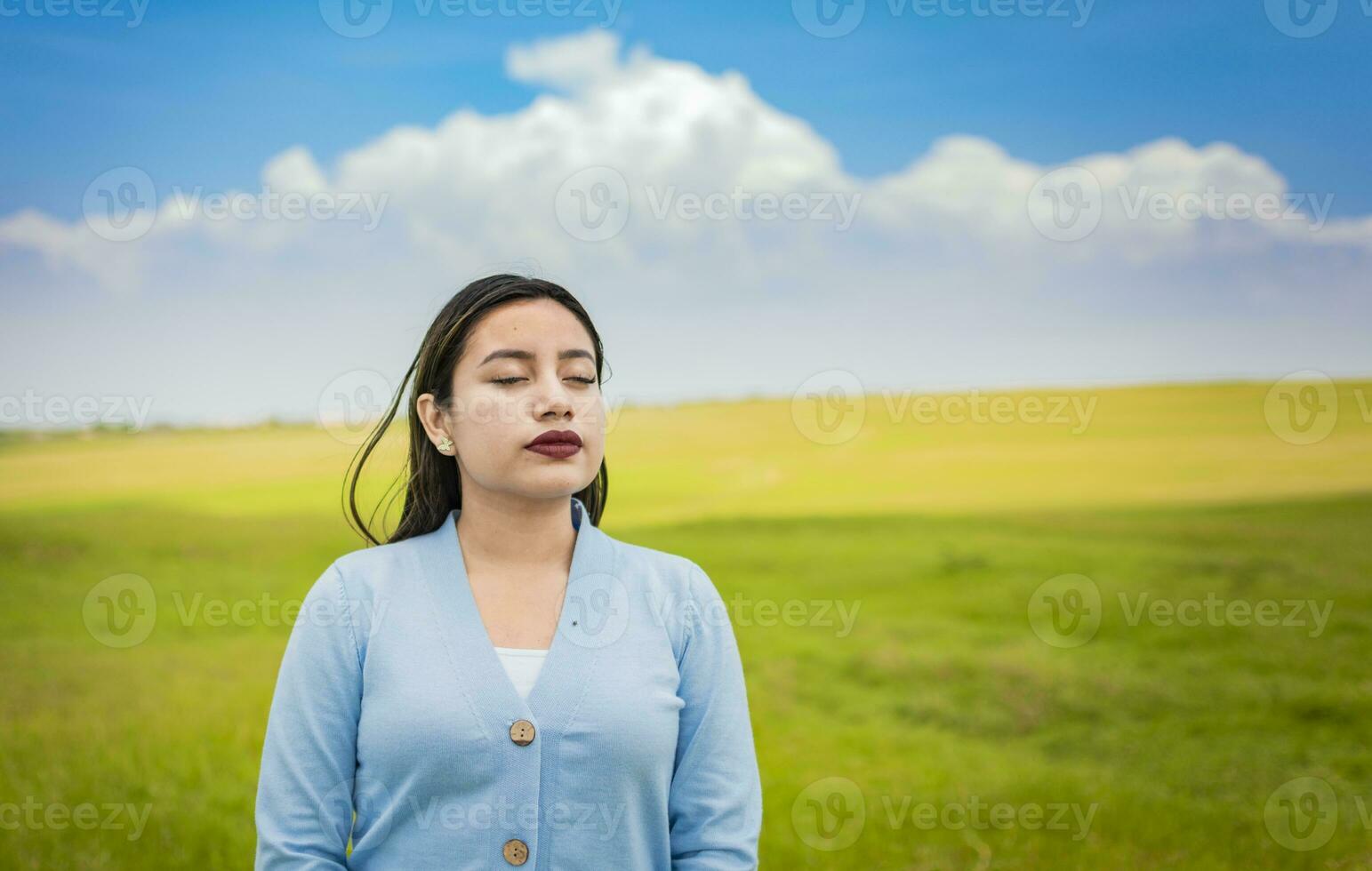 uma jovem menina respiração fresco ar dentro a campo, jovem mulher respiração fresco ar dentro a campo dentro a manhã, uma jovem mulher respiração profundamente dentro a campo foto