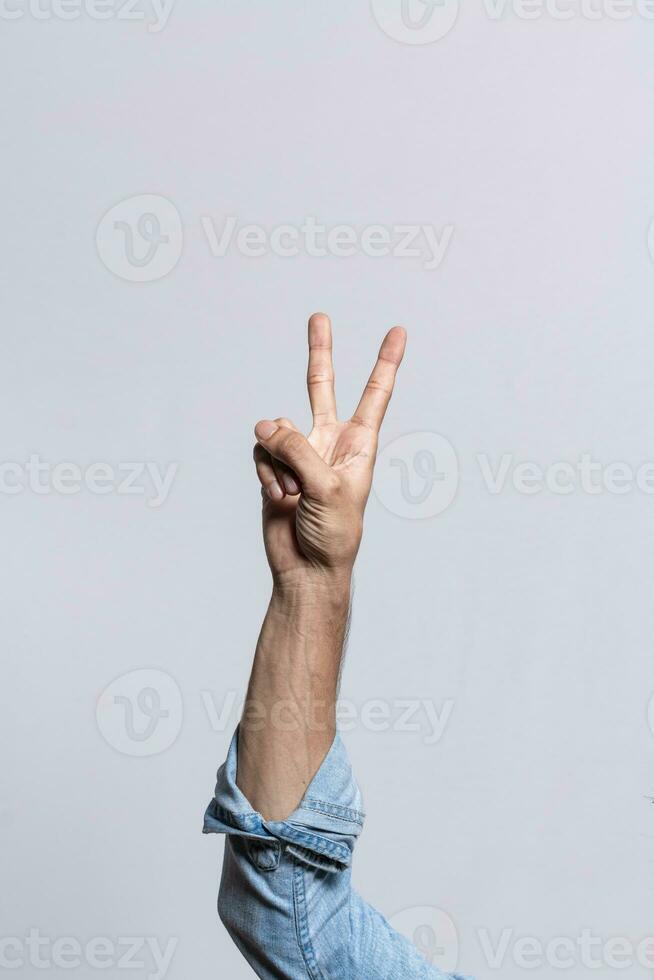 mão contando número dois, homem mão mostrando número dois, cara dedo contando número dois em isolado fundo foto