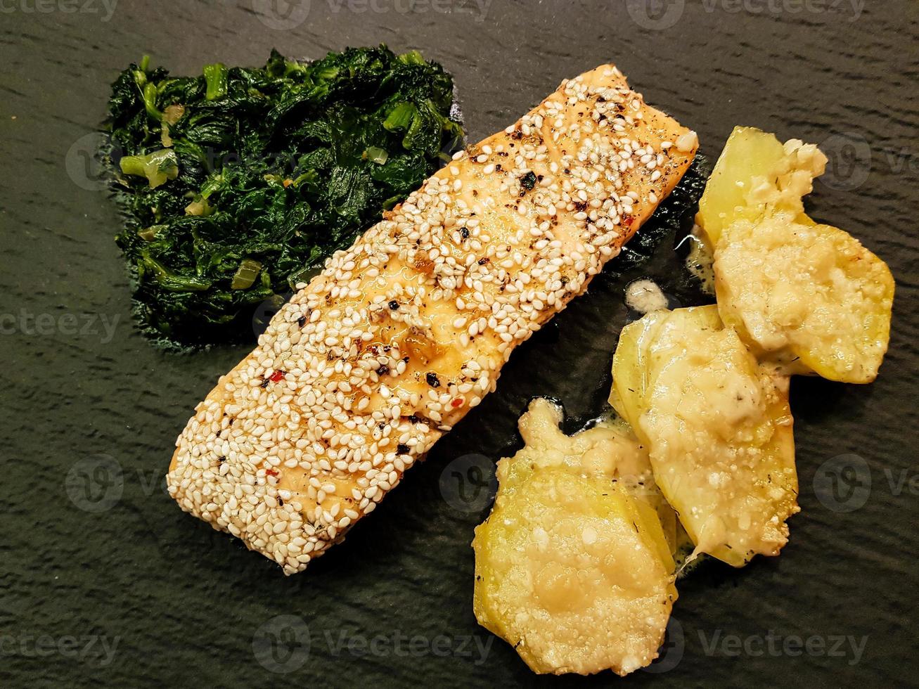 bife de salmão com creme de espinafre e batata assada foto