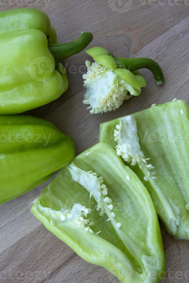 pimentões cortados ao meio e inteiros. vegetais frescos para cozinhar foto