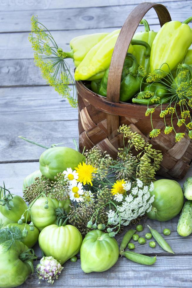 vegetais na cesta. uma cesta de vime com tomates, pimentas foto