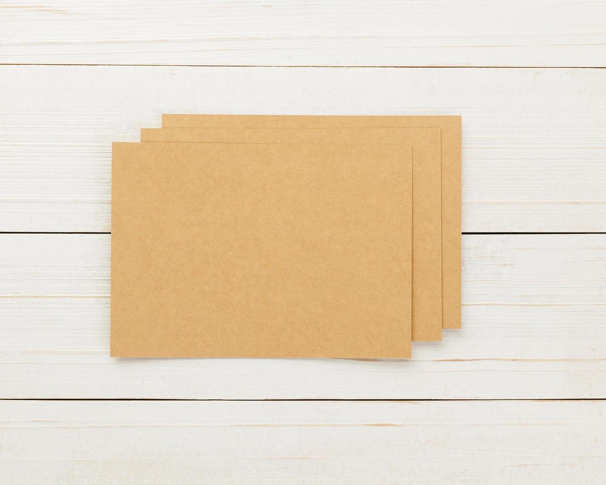 maquete de cartão de convite, modelo de cartão de saudação de artesanato em branco. foto