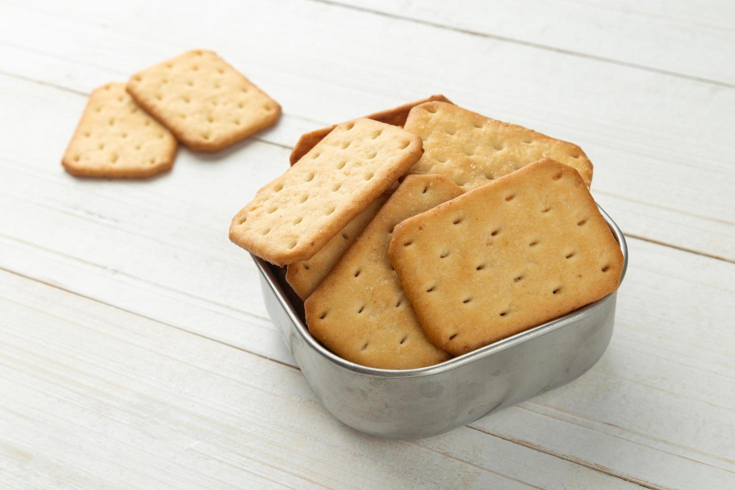 biscoitos cracker em uma tigela de aço inoxidável foto