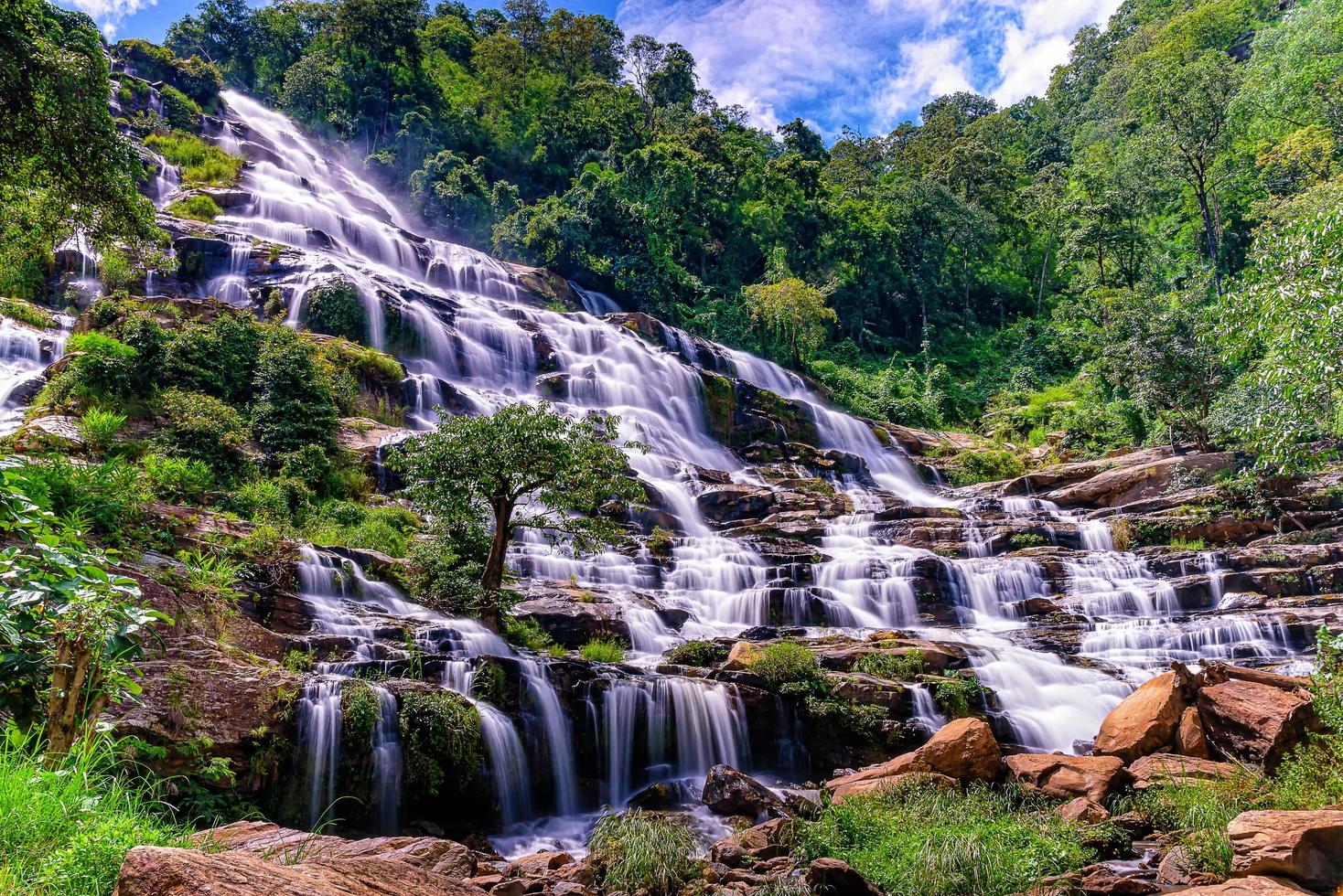 cachoeira mae ya no parque nacional de doi inthanon, chiang mai, tailândia foto