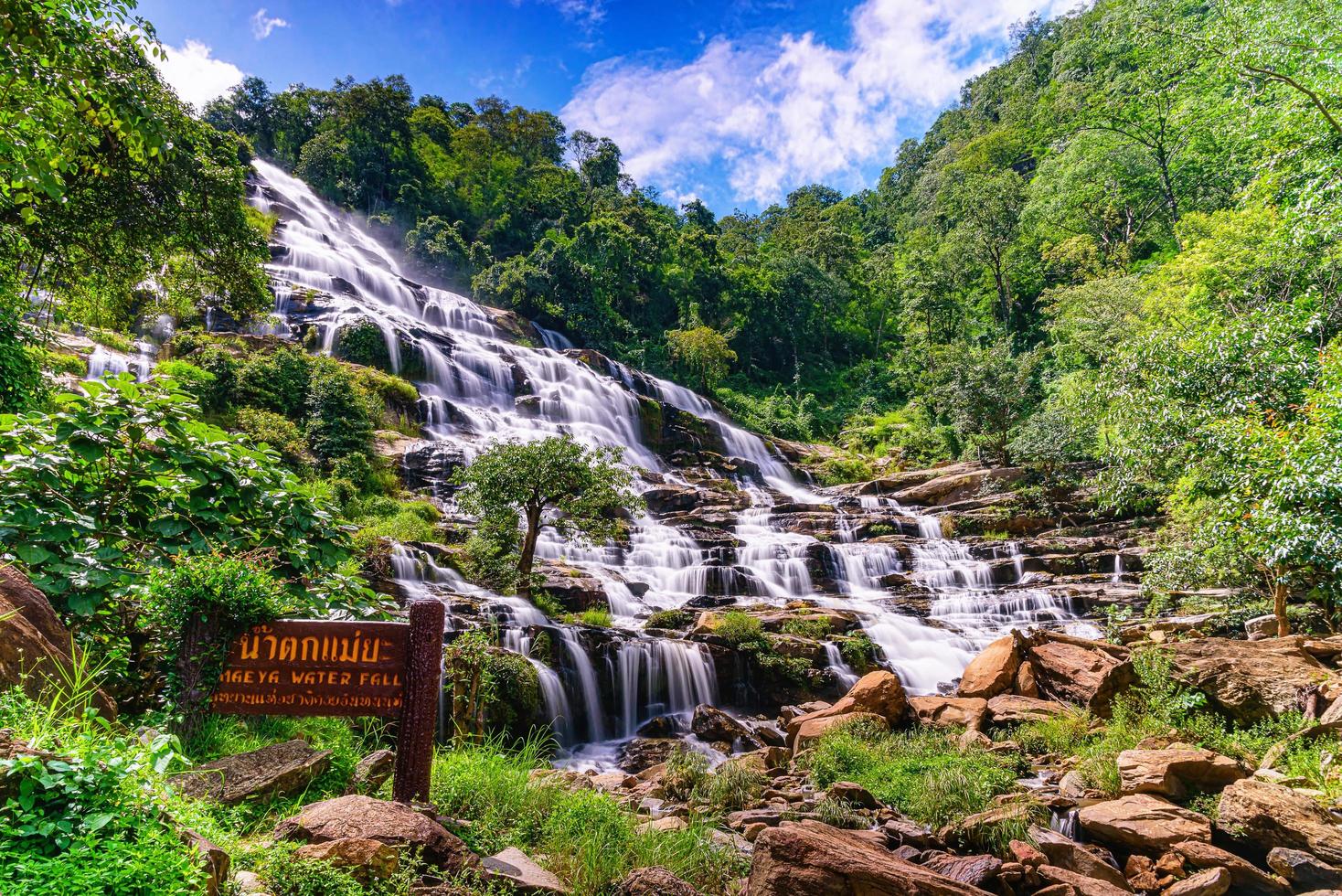 cachoeira mae ya no parque nacional de doi inthanon, chiang mai, tailândia foto