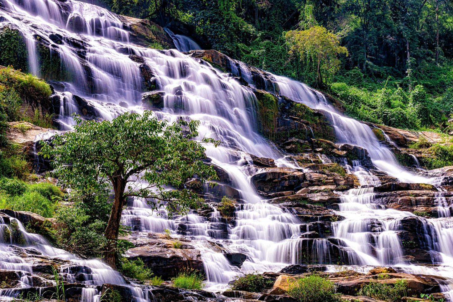 cachoeira mae ya no parque nacional de doi inthanon, chiang mai, tailândia foto