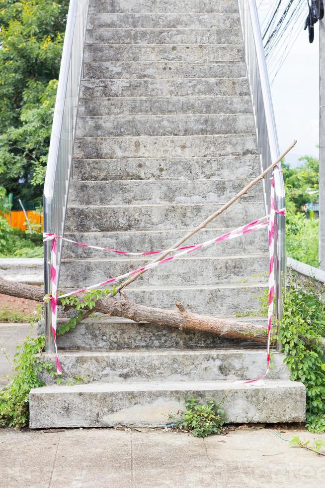 abandonado escadas viaduto com linhas de log e plástico. foto