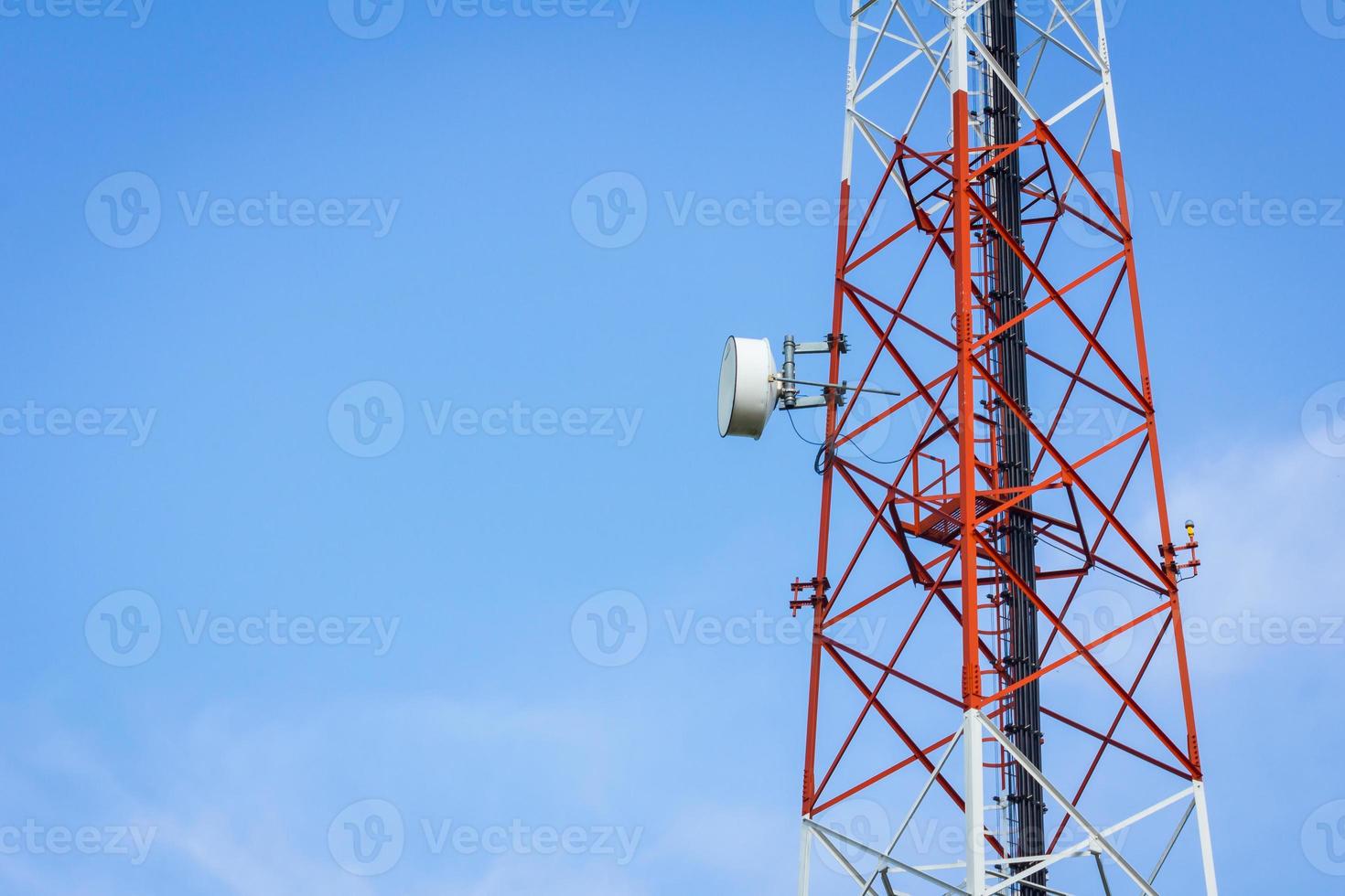 closeup torre de telecomunicações e céu azul nublado foto