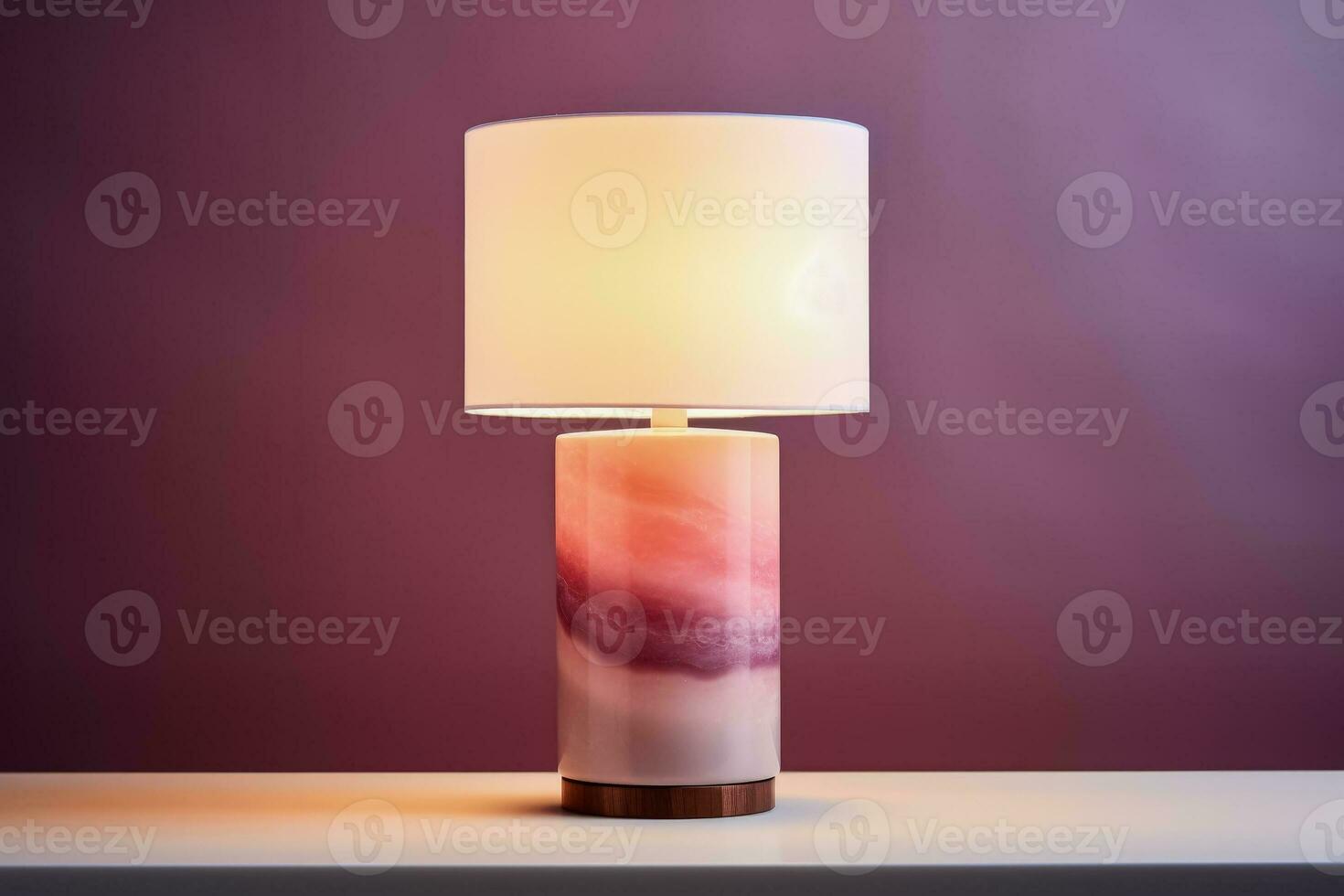 chique mármore base mesa luminária emitindo sutil brilho isolado em uma gradiente fundo foto