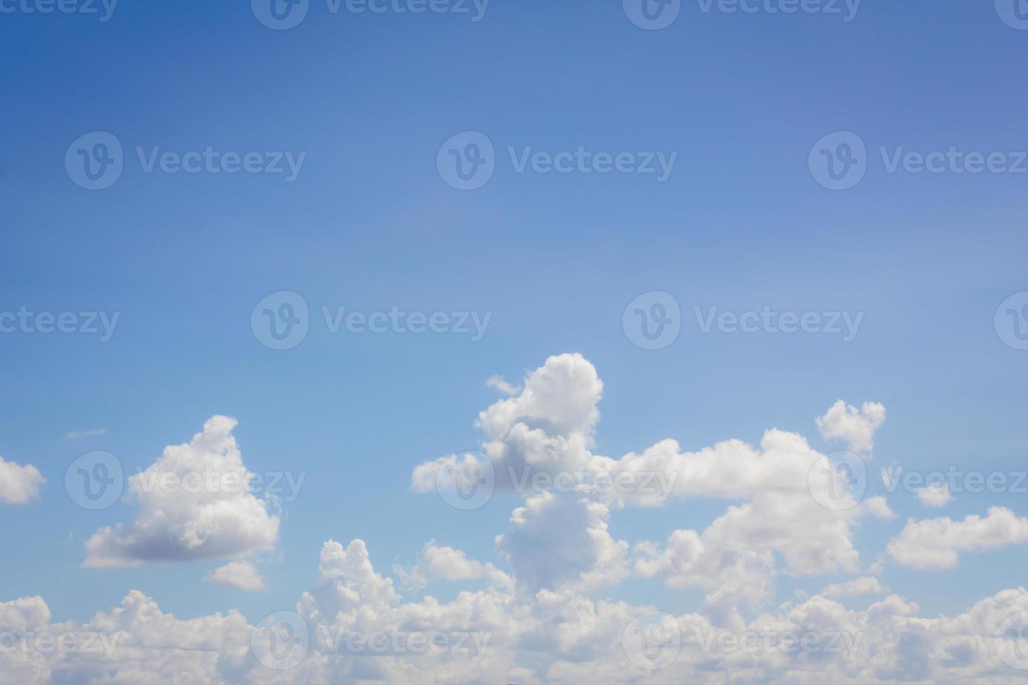 céu azul nublado com copyspace no topo foto