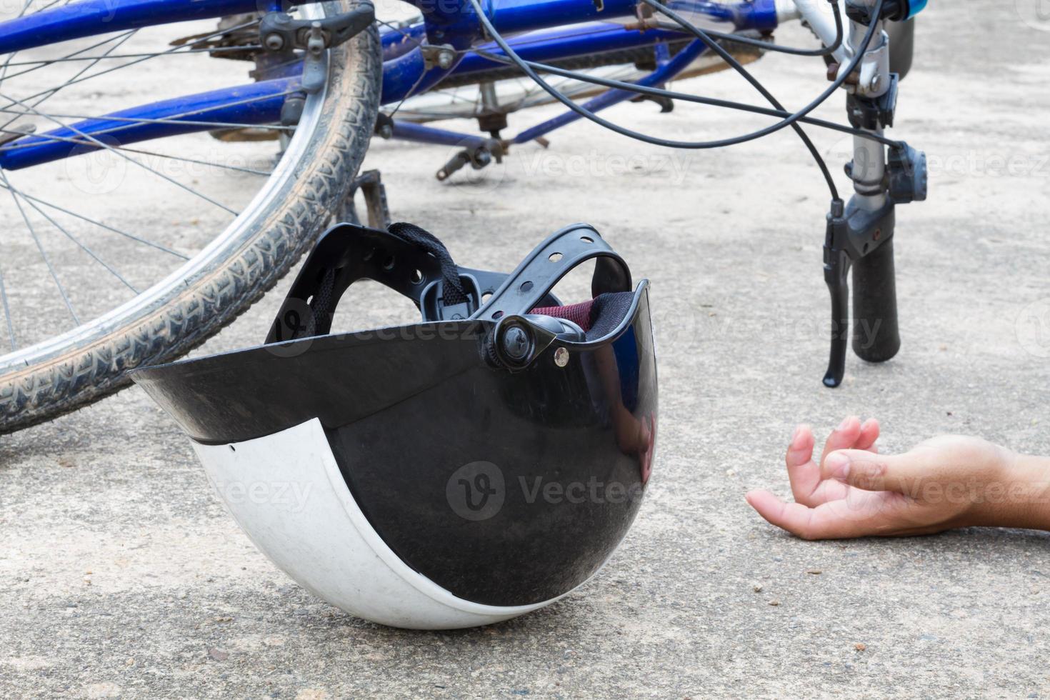 bicicleta e um capacete na estrada com a mão foto