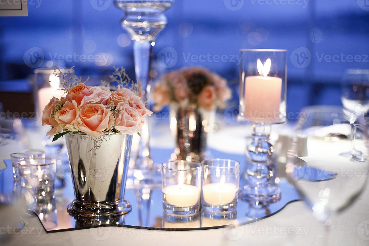 decorações de mesa de jantar de convidados de casamento, jantar de cerimônia de casamento foto