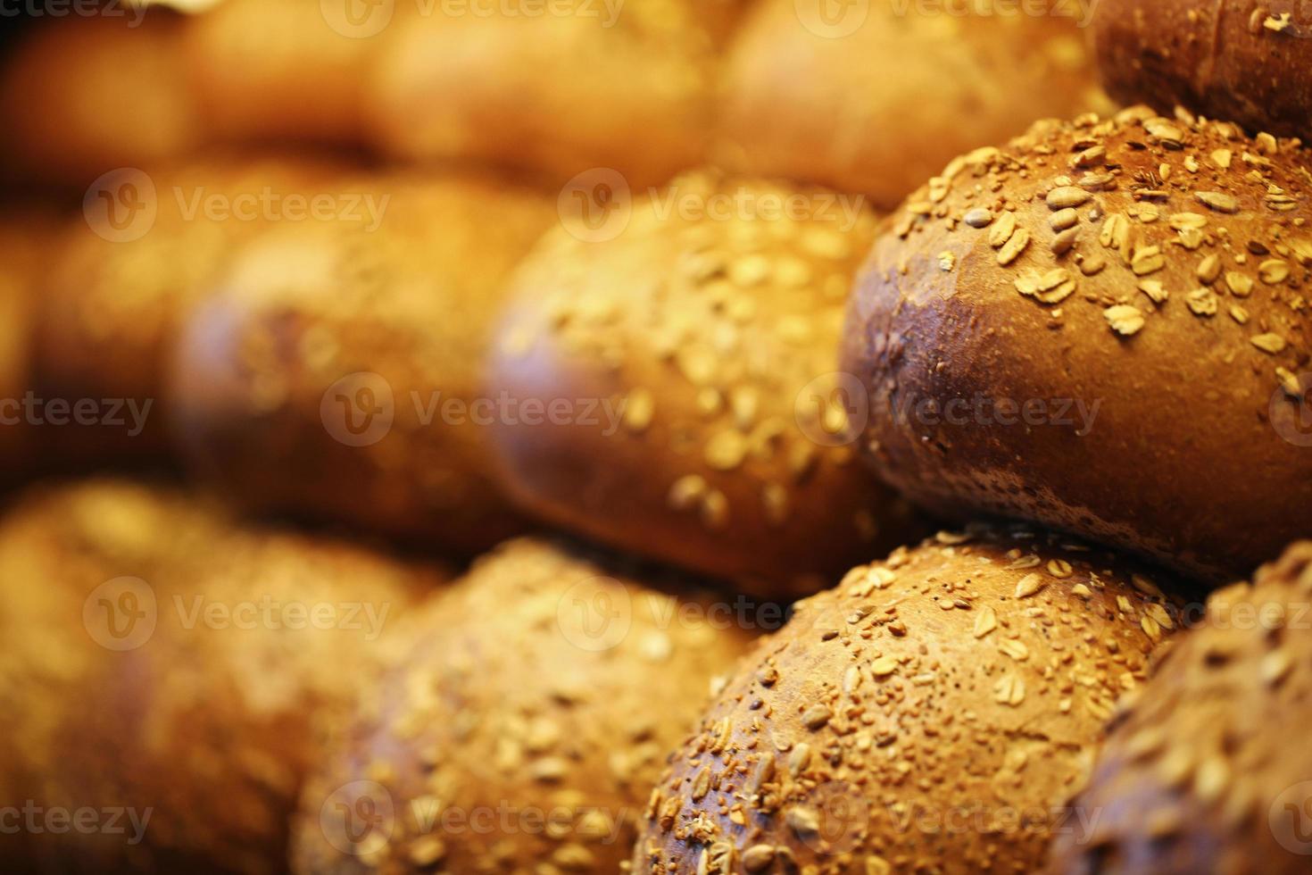 pães de grãos na prateleira, produtos de panificação, pastelaria e padaria foto