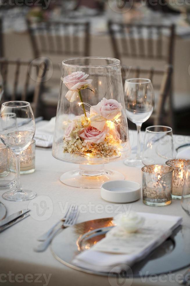 decorações de mesa de jantar de convidados de casamento, jantar de cerimônia de casamento foto